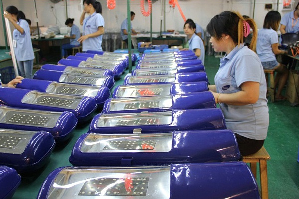 乐竞·体育官方网站LED灯具车间