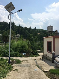 乐竞·体育官方网站太阳能安裝LED太阳能路灯 点亮村民回家路