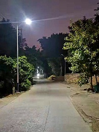 广东连州双路段刚装百盏太阳能路灯照亮   ，给你暗夜里找寻回家路!