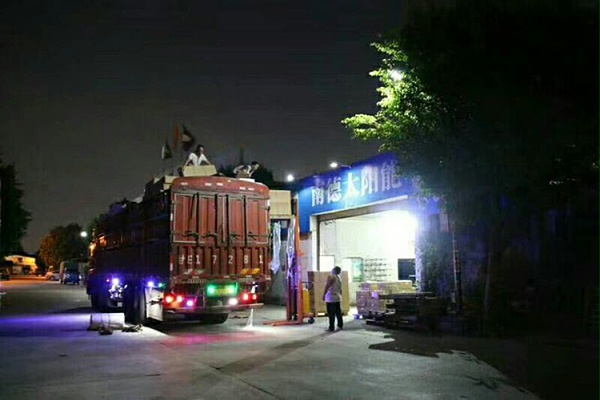 乐竞·体育官方网站太阳能_太阳能路灯晚上装车图_太阳能路灯生产厂家