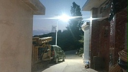 吴圩镇：“太阳能路灯”亮了回家路   ，暖了村民心